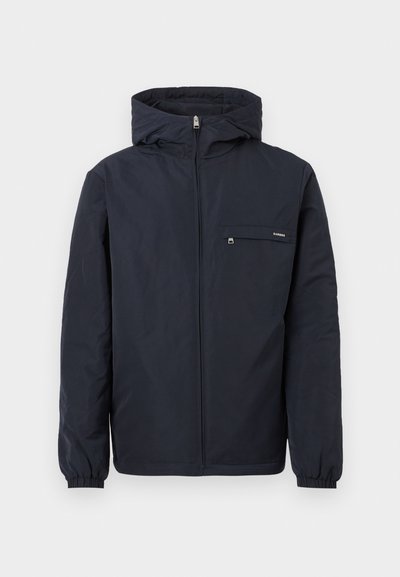 Σκούρο μπλε ναυτικό μπουφάν με κουκούλα, εμπρόσθιο φερμουάρ, ελαστικά μανίκια και τσέπη στο στήθος με φερμουάρ, πάνω σε απλό φωτεινό φόντο.