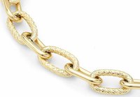 Collana in oro con anelli ovali intrecciati, caratterizzata da un motivo testurizzato su alcuni anelli e una finitura liscia su altri.