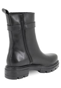 Stivale alla caviglia in pelle nera con cerniera laterale, suola in gomma robusta e due cinghie orizzontali attorno al gambale per un tocco di dettaglio in più.