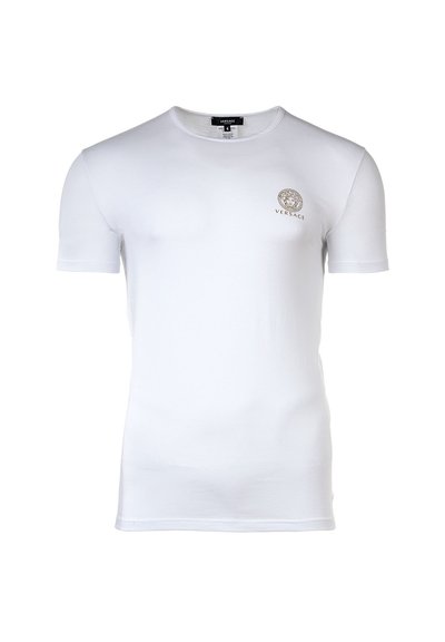 Camiseta blanca de manga corta hecha de algodón con cuello redondo. Presenta un logotipo dorado de Versace en el lado izquierdo del pecho. Textura suave, forma ajustada.