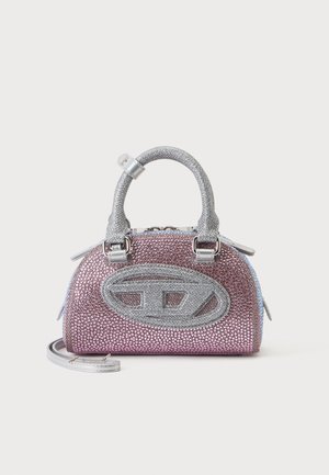 Piccola borsa a mano ricoperta di strass rosa e argento scintillanti con manico glitter argento e dettaglio logo ovale sul davanti.