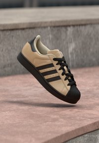 Επιλέχθηκε, core black/gold-coloured metallic