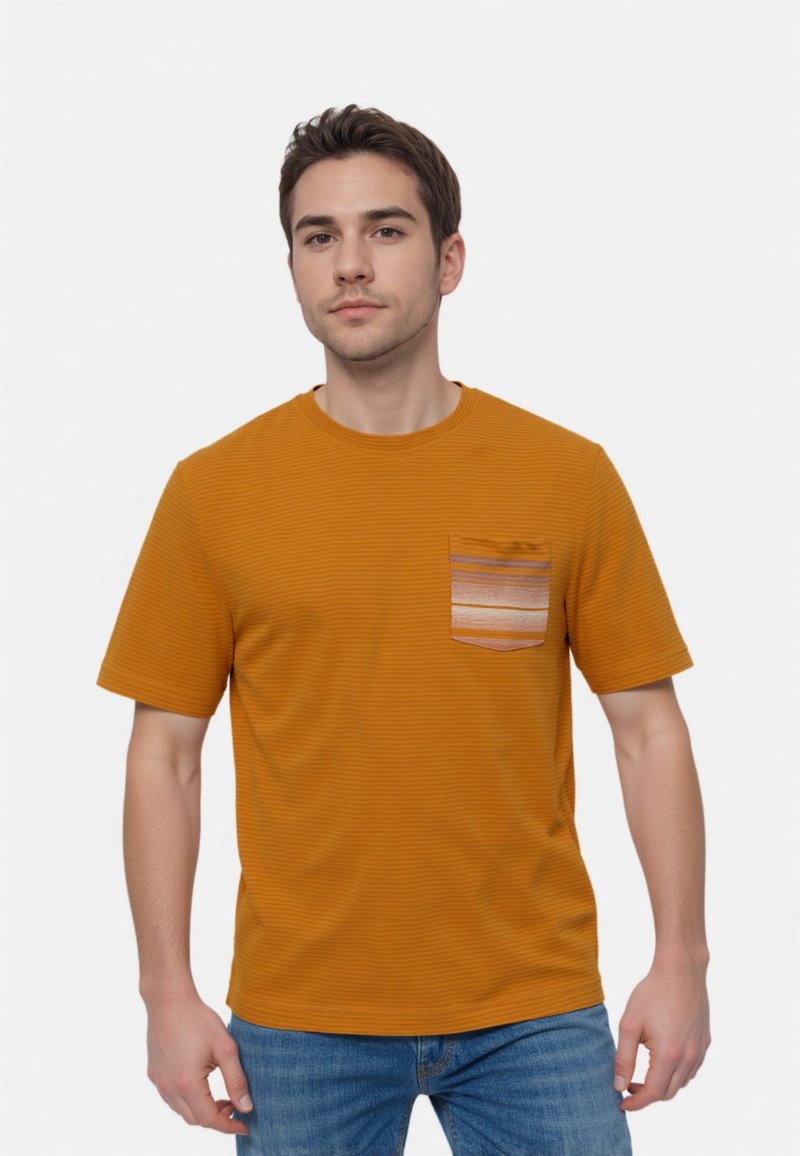 Camiseta de manga corta a rayas mostaza con un bolsillo texturizado con rayas multicolores horizontales. La tela parece suave y casual.