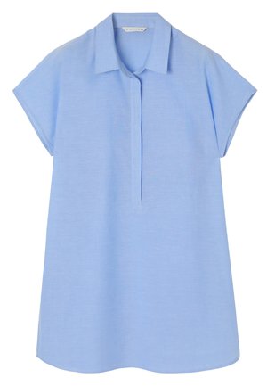 Svetlo modra kratka majica s kratkimi rokavi in pointed ovratnikom, sprednjim zapenjanjem in sproščenim krojem. Narejena iz teksturiranega blaga z mehkimi zaključki.