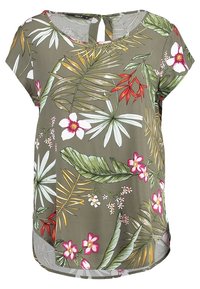 Blusa de manga corta color oliva con cuello redondo, que presenta grandes patrones de flores y hojas tropicales en blanco, rojo, rosa y amarillo.