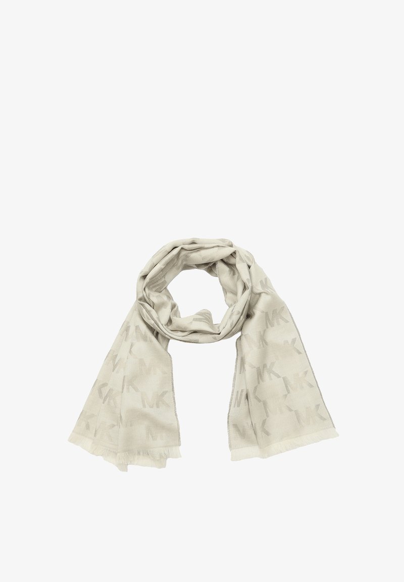 Bufanda de color beige claro hecha de un tejido suave, con un sutil patrón de logotipos entrelazados "MK" y bordes con flecos.