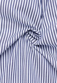 Tessuto a righe navy e bianche con una texture liscia, caratterizzato da linee verticali strette e uniformemente distanziate disposte in un motivo a spirale.