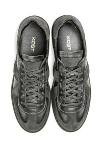 Baskets en cuir noir avec dessus texturé, design de lacets élaboré et accents contrastés. Dotées d'une semelle intérieure rembourrée et d'une semelle en caoutchouc.