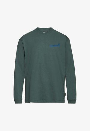 Maglietta a maniche lunghe verde scuro con scollo rotondo, piccolo logo blu "Jack Wolfskin" sul petto a sinistra e etichetta nera del marchio sull'orlo.