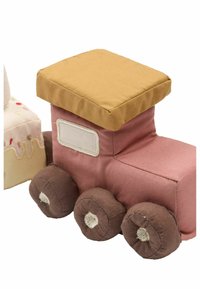 Trențel din țesătură moale, roz, cu acoperiș bej. Dispune de roți circulare maro cu accente crem și un detaliu rectangular pentru fereastră.