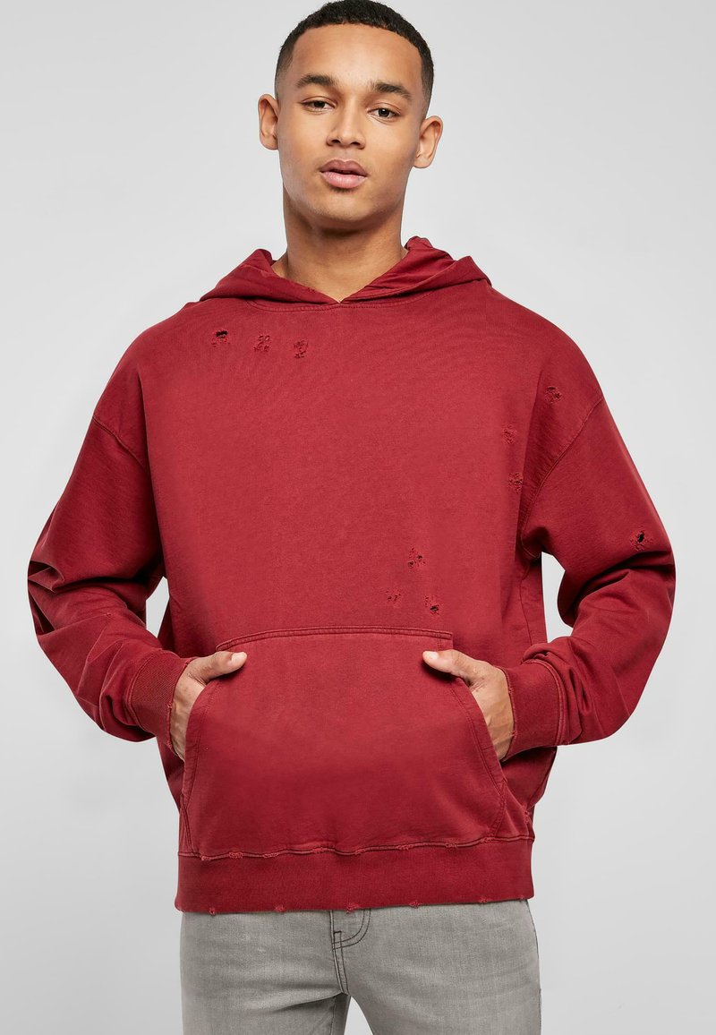 Felpa rossa in cotone con tasca frontale, caratterizzata da dettagli invecchiati, cappuccio con coulisse e polsini e orlo a coste.