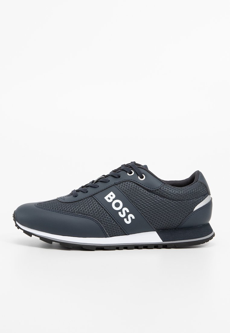 Marineblaue Sportschuhe aus Netz- und Synthetikmaterialien, mit weißem "BOSS"-Logo, schwarzer Sohle und strukturiertem Obermaterial für Atmungsaktivität.