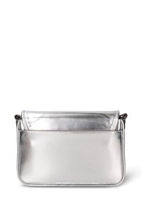 Borsa a mano in metallo argento con texture liscia, forma rettangolare, patta con piega e tracolla a catena argentata. Design minimalista senza motivi visibili.