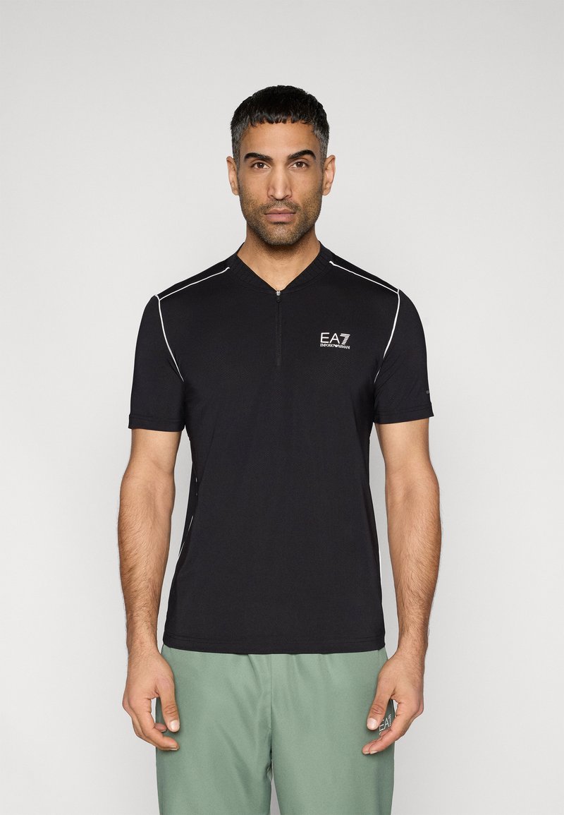 Μαύρο αθλητικό πουκάμισο με κοντά μανίκια και φερμουάρ στον γιακά, λευκές λεπτομέρειες και λογότυπο EA7 στο στήθος. Λείο, ελαφρύ ύφασμα.