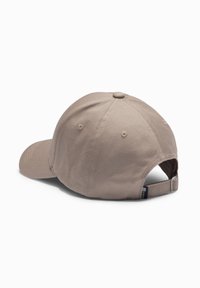 Khaki baseball cap med krum skygge, justerbar rem bagpå og syede øjer til ventilation. Glat bomuldsstof.
