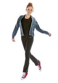 Sportstøj bestående af en lynlås lys blå jakke, sort top, sorte leggings og røde høj-top sneakers med hvide såler.