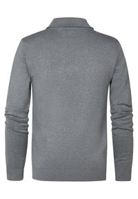 Grauer Strickpullover mit langen Ärmeln und Kragenhals. Hat eine glatte Oberfläche und gerippte Bündchen an den Ärmeln und am Saum.