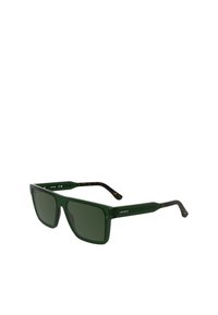 Ochelari de soare din plastic verde cu lentile pătrate, ton închis de verde și brațe cu model țestoasă. Prezintă un logo Lacoste pe lateral.