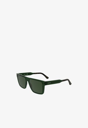 Zöld műanyag napszemüveg négyzet alakú lencsékkel, sötétzöld árnyalattal és teknős mintázatú szárakkal. Oldalán Lacoste logóval.