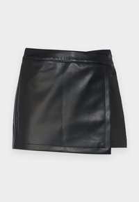 Minifalda de cuero negro con un diseño envolvente, que presenta una textura suave y costuras limpias. Sin patrones visibles ni detalles de hardware.