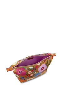 Cosmetica tas met bloemenpatroon in goud, gemaakt van duurzaam materiaal. Voorzien van een roze interieur, ritssluiting en een geweven rode handgreep.