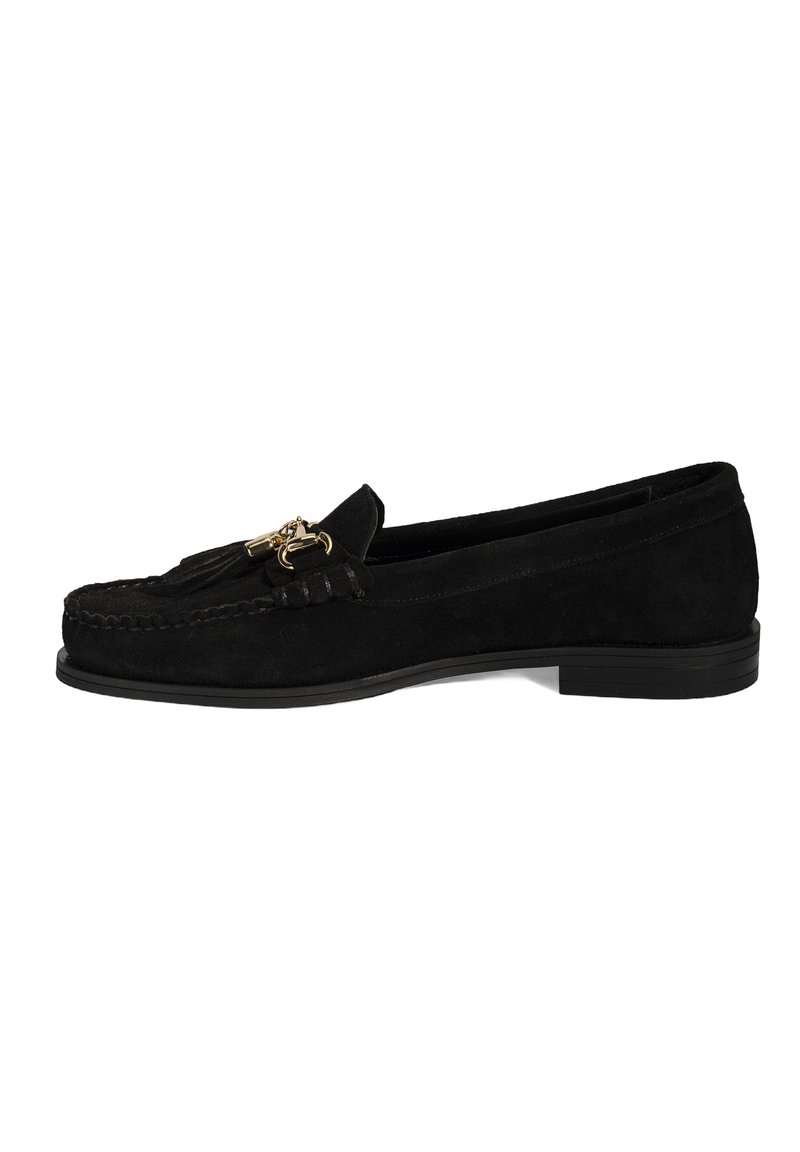 Zwarte suède instapper met een decoratieve gouden hardware-accent en kwastje. Laagprofiel rubberen zool en gestikte moccasin-stijl bovenwerk.
