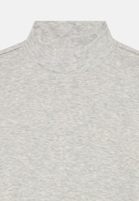 Helles graues, geripptes Turtleneck-Pullover aus weichem, strukturiertem Strickmuster.