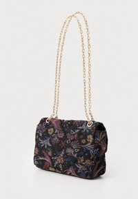 Tűzött fekete kézitáska, színes virágmintás hímzéssel és dupla arany lánc vállpánttal, sima fehér háttér előtt áll.