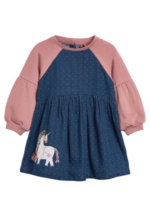Vestito di denim con maniche raglan rosa, caratterizzato da un ricamo di unicorno e piccoli puntini bianchi. Gonna svasata con vita arricciata.