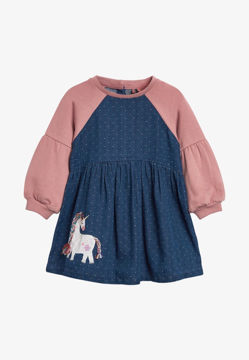 Robe en denim avec manches raglan roses, ornée d'une broderie de licorne et de petits points blancs. Jupe évasée avec taille froncée.
