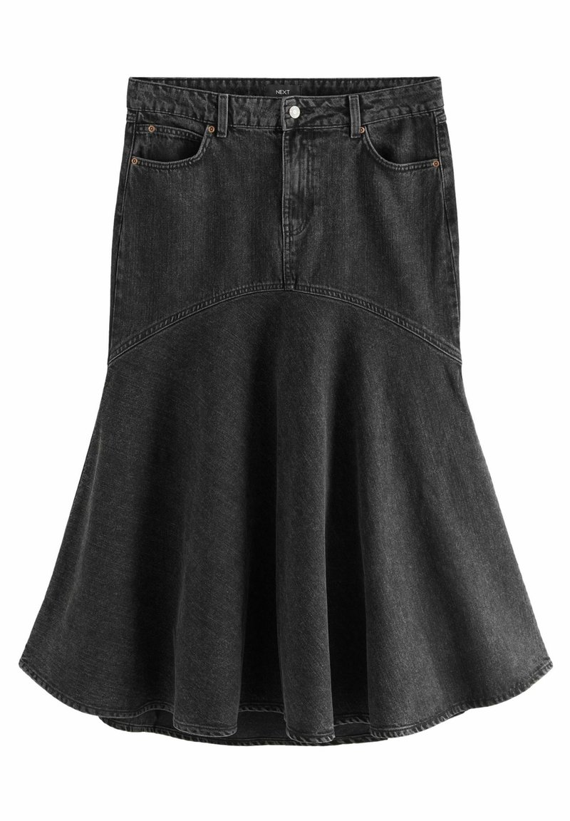 Sort denim a-linje nederdel med en fitted talje, flagrende kant og fremhævede sømme. Har fem lommer og metalknaplukning.