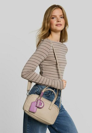 TOM TAILOR DENIM, TOM TAILOR DENIM BAGS TTIRIDA HANDTASCHE MIT ANHÄNGER - Handtas - beige   beige