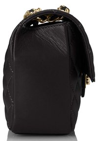 Borsa a tracolla nera in pelle trapuntata con una texture liscia, dettagli in catena dorata e una forma strutturata. Presenta una chiusura a pattina.