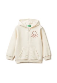 Sudadera con cremallera de color crema, hecha de un tejido suave, que presenta un acento de logo en el lado izquierdo del pecho, dos bolsillos frontales y capucha.