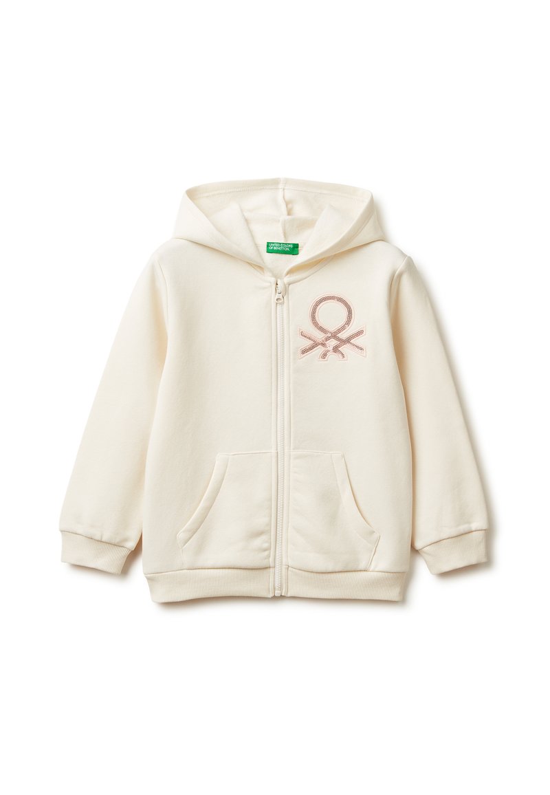 Sudadera con cremallera de color crema, hecha de un tejido suave, que presenta un acento de logo en el lado izquierdo del pecho, dos bolsillos frontales y capucha.