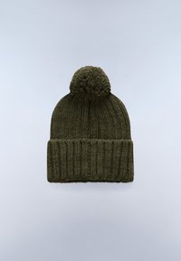 Pletená čepice v tmavě olivové barvě s texturovaným žebrovaným vzorem, který má nadýchanou bambulku nahoře a přehnutý lem.