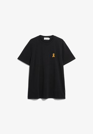 Schwarzes Baumwoll-T-Shirt mit kurzen Ärmeln, ausgestattet mit einem kleinen gelben gestickten Bandlogo auf der linken Brust und einem Etikett an der Seite.