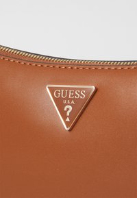 Guess DARYNA TOP ZIP SHOULDER BAG - Kézitáska - cognac