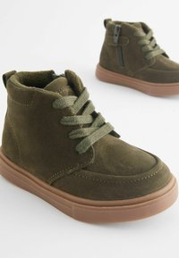 Groene suede hoge sneakers met bijpassende veters, rubberen zolen en ritsdetails aan de zijkant. Zachte binnenvoering voor comfort.