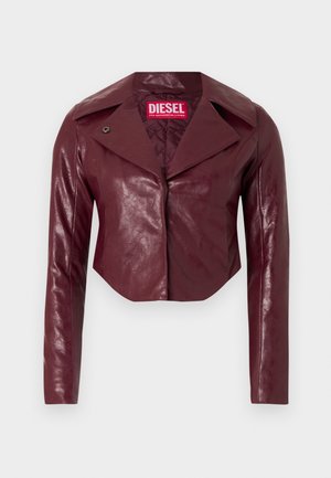 Bordeauxrote kurze Lederjacke mit großem Kragen, langen Ärmeln und einem einzelnen Knopfdetail. Das Innenfutter ist gesteppte.