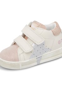 Sneaker bianca in pelle con dettagli in suede rosa, particolare in forma di stella argentata e cinturini in Velcro. Presenta una texture a macchie e una suola leggermente usurata.