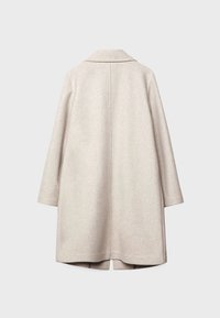 Manteau beige clair avec un design structuré, fabriqué en mélange de laine, doté d'un col cranté et d'une coupe droite, sans fermetures visibles.