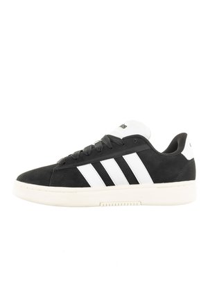 Sneaker in suede nero con strisce in pelle bianca, punta rotonda, suola piatta in gomma bianca e lacci neri texturizzati. Design minimalista con accentuazione del marchio.