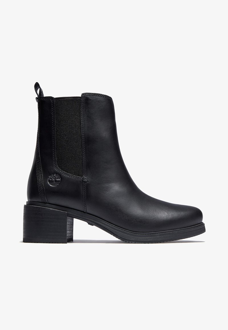 Bottine en cuir noir avec talon bloc, panneaux latéraux élastiques, languette de tirage et logo embossé sur le côté extérieur.
