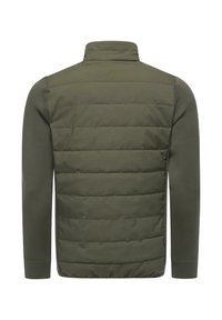 Oliivinvihreä toppatakki, jossa on sileä, yhtenäinen kangas edessä ja tikatut osiot, pitkät hihat ja korkea kaulus lämmittämään.