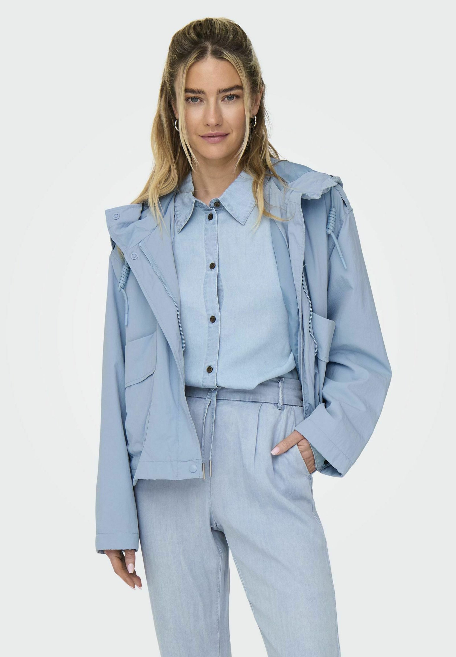 ONLY ONLMAMBA Short - Lichte jas - soft chambray/lichtblauw