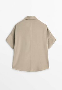 Beige overhemd met korte mouwen en kraag, met een ontspannen pasvorm en een rechte rugnaad. Gladde textuur en minimalistisch ontwerp.