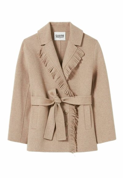 Manteau en laine beige avec des revers à franges, taille ceinturée, fermeture par bouton et deux poches avant de Claudie Pierlot.