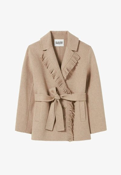 Cappotto avvolgente beige in lana con rever frangiati, vita con cintura, chiusura a bottone e due tasche frontali di Claudie Pierlot.