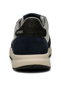 Sneaker da uomo con tallone nero textured, tomaia in rete grigia, dettagli in suede blu navy e suola beige leggera, caratterizzata da un retro con motivo.